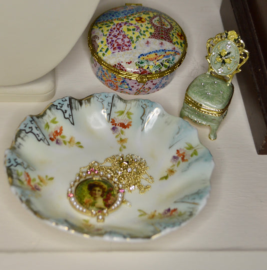 Vintage-inspired Portrait Necklace